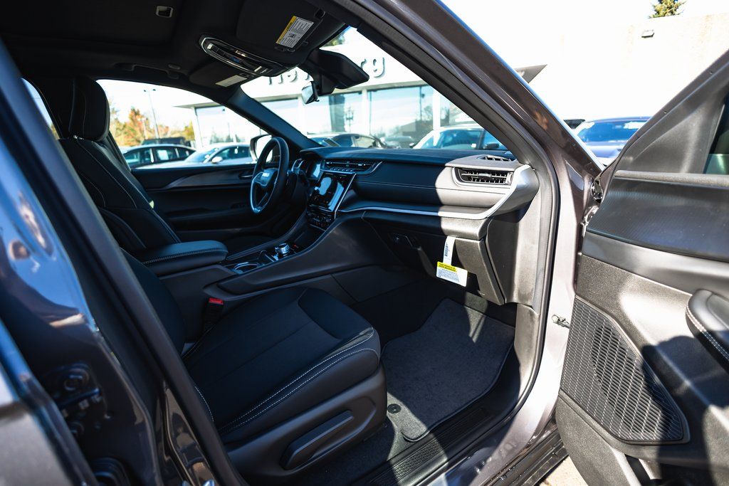 2025 Jeep Grand Cherokee Laredo X thumbnail 29