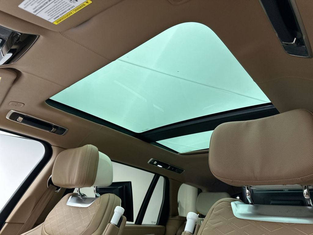 2025 Land Rover Range Rover SV 10