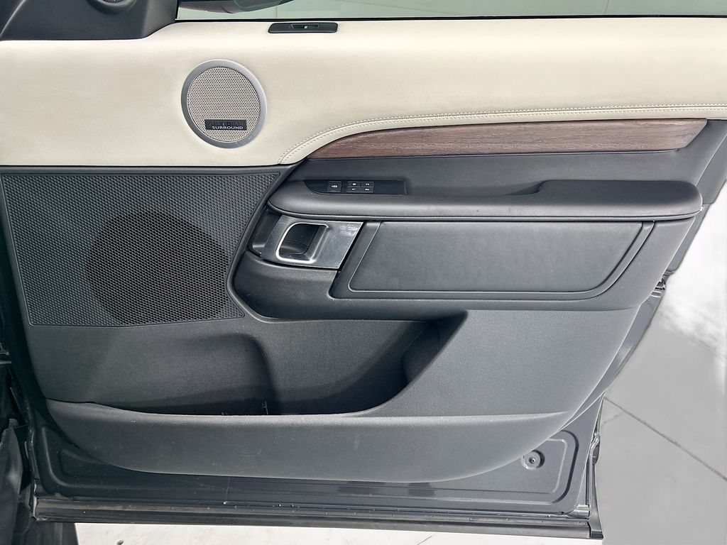 Thumbnail: 2022 Land Rover Discovery - 24