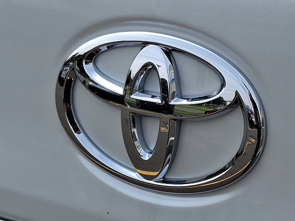 2025 Toyota Corolla Cross L 17