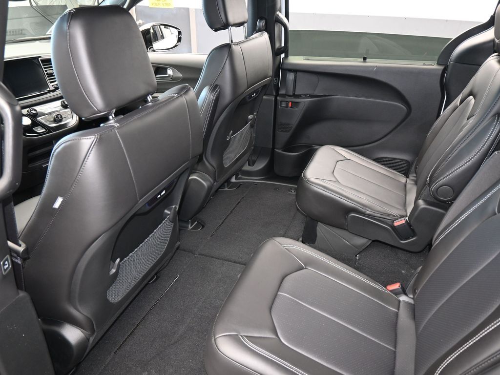 New 2026 Bright White Clearcoat Chrysler Select image 30