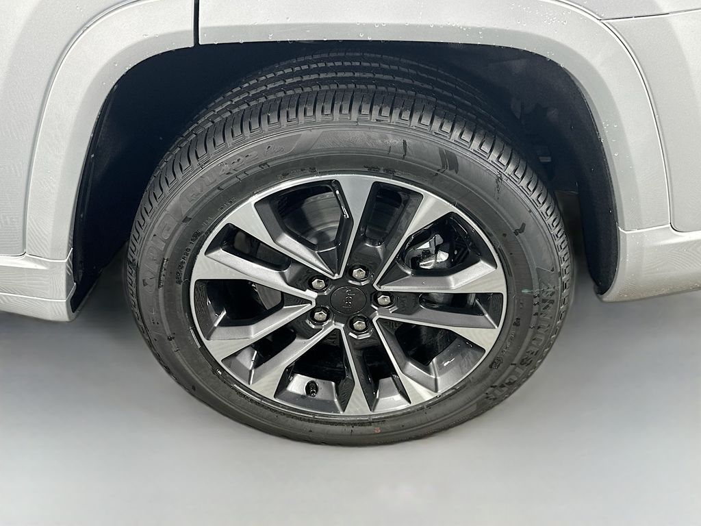 New 2025 Silver Jeep Overland image 17