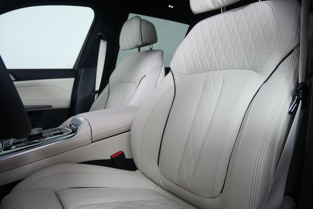 Thumbnail: 2026 BMW X7 - 12
