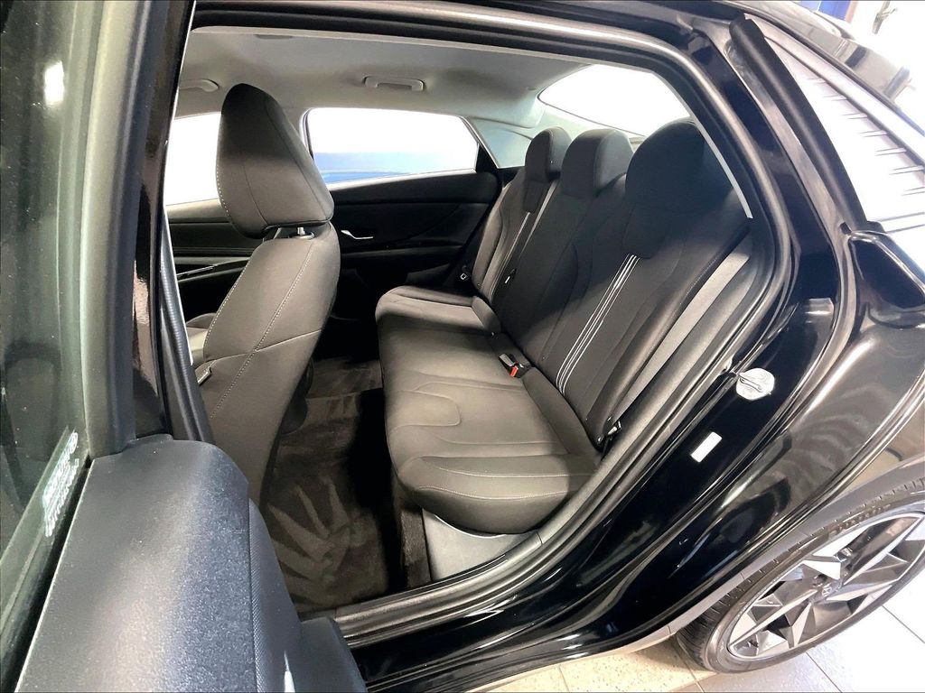 2023 Hyundai Elantra — photo 15