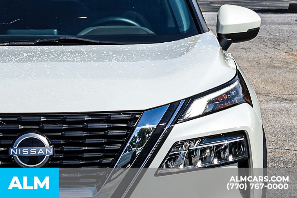 Used 2022 White Nissan SV image 15