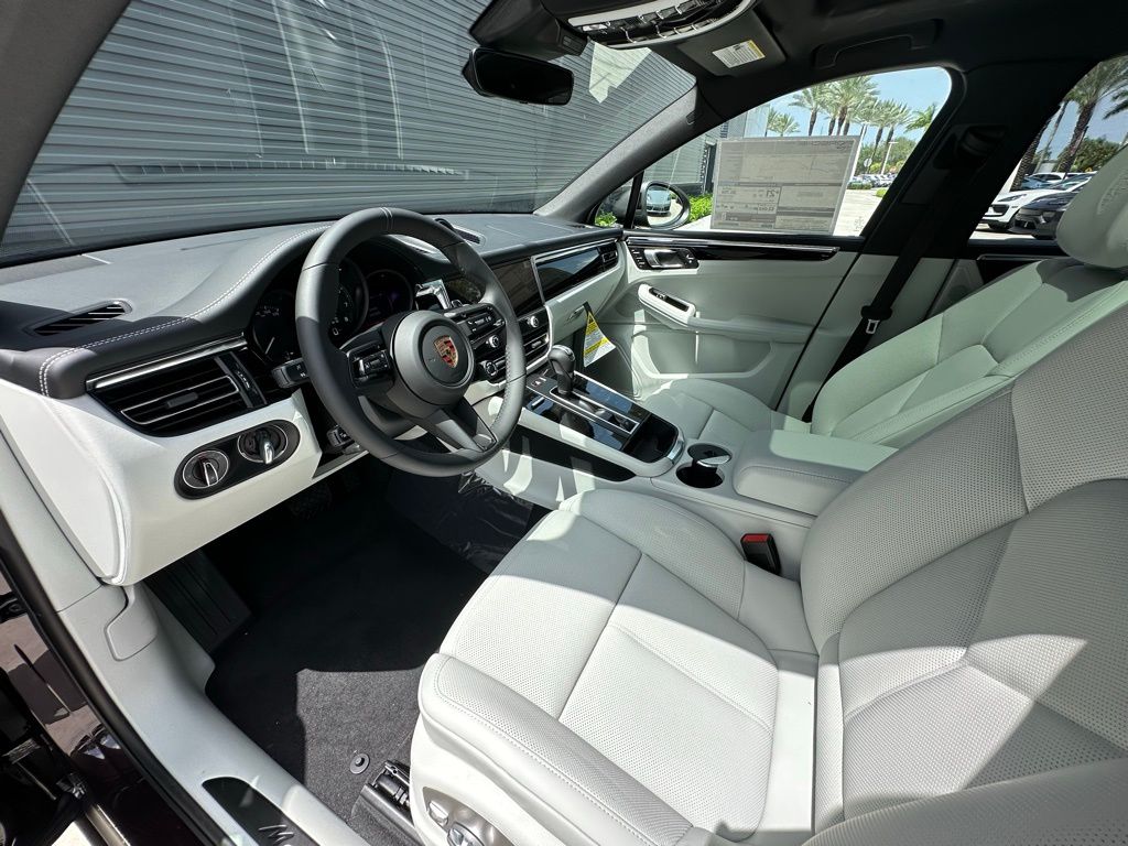 2025 Porsche Macan  4
