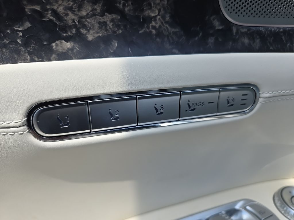2025 Genesis G90  21