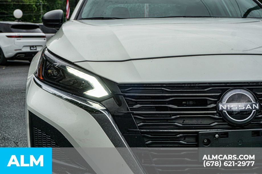Used 2025 White Nissan 2.5 SV image 12