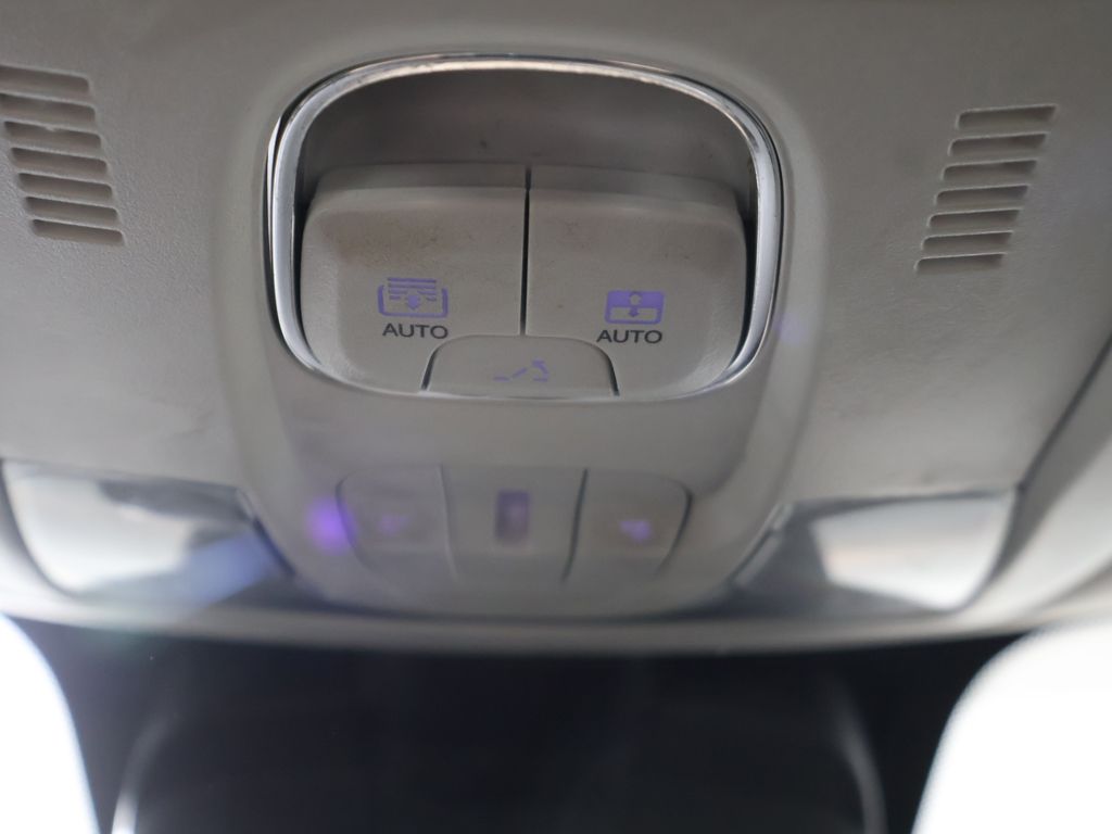 Used 2018 White Jeep Latitude image 43