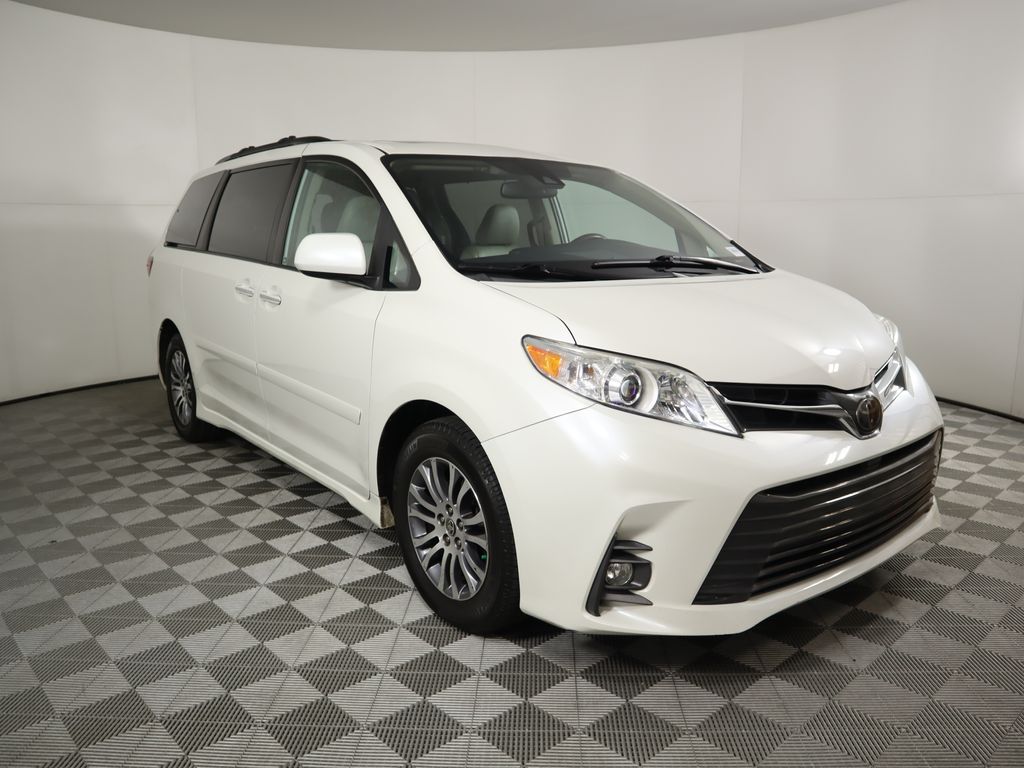 2020 Toyota Sienna XLE 3