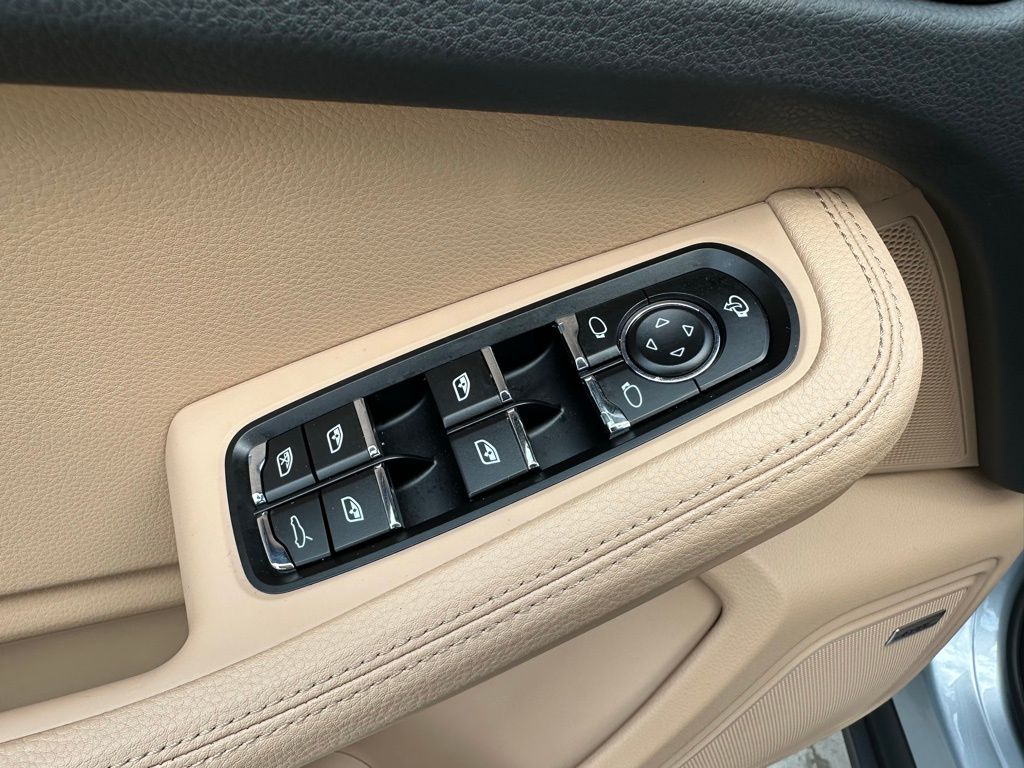 Thumbnail: 2026 Porsche Macan - 21