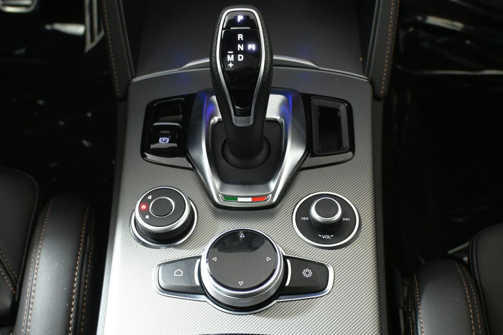 Thumbnail: 2025 Alfa Romeo Stelvio - 22