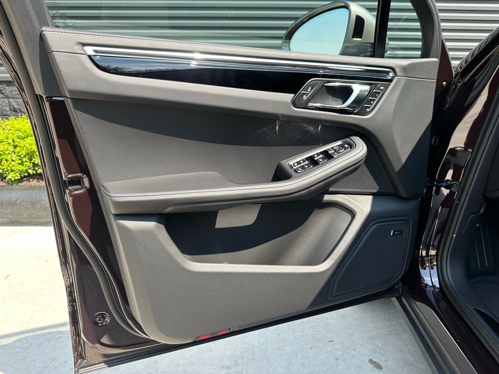 Thumbnail: 2026 Porsche Macan - 14