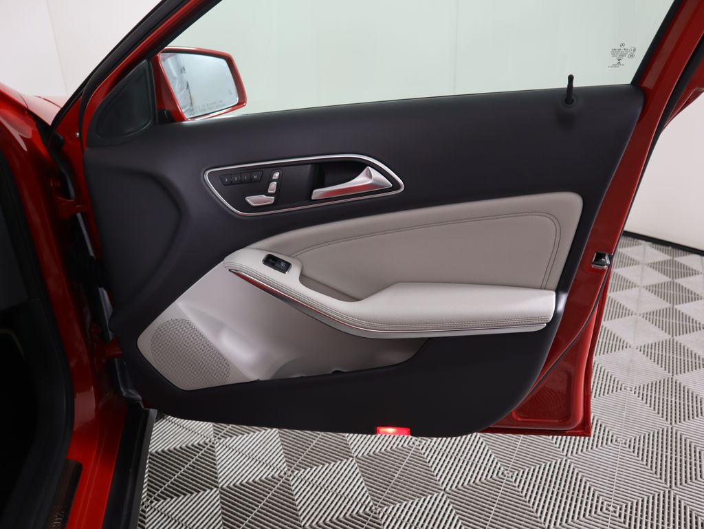 Thumbnail: 2019 Mercedes-Benz GLA - 25