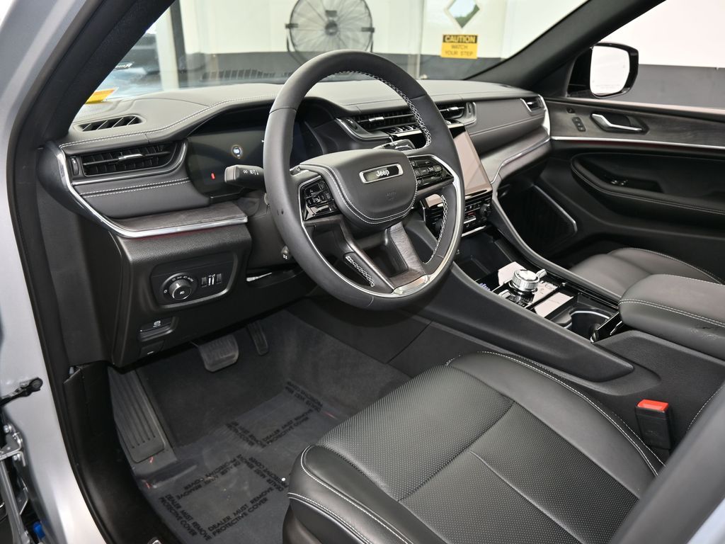 Used 2024 Silver Zynith Jeep Overland image 10