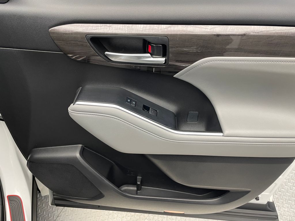 Thumbnail: 2023 Toyota Highlander - 15