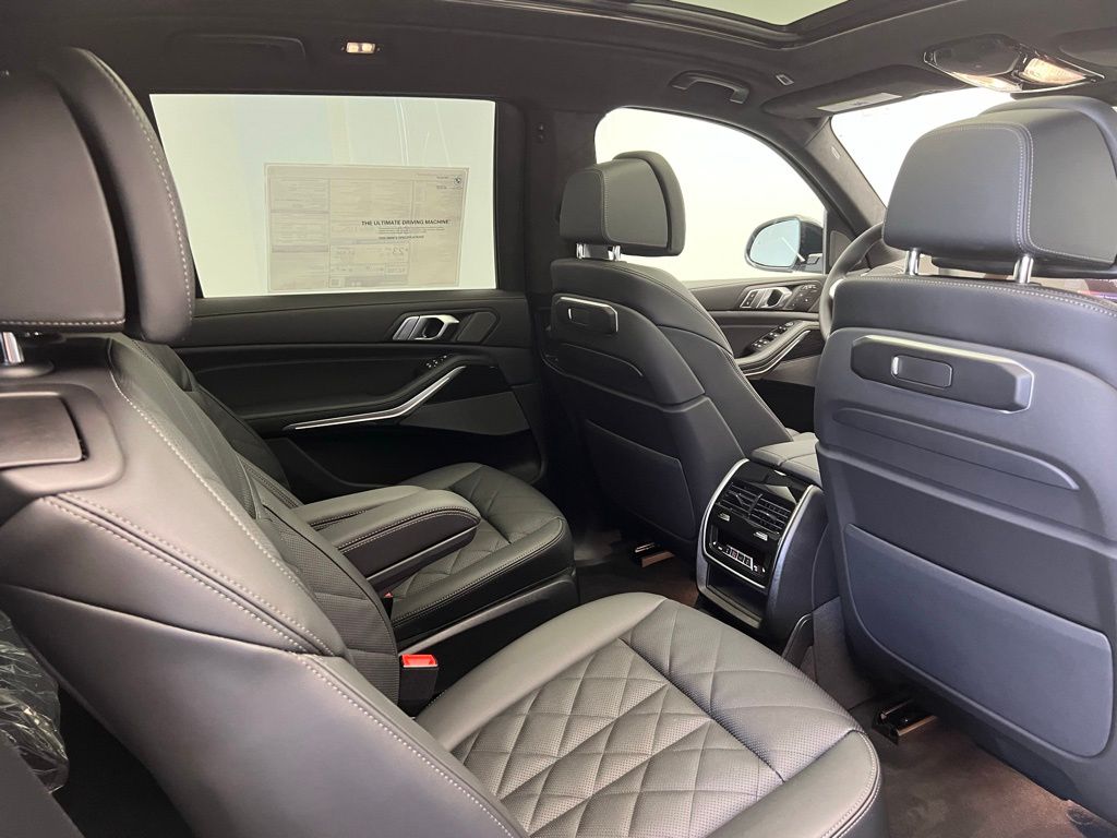 Thumbnail: 2026 BMW X7 - 8