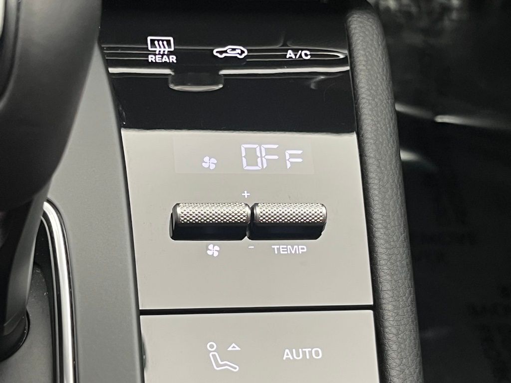 Thumbnail: 2025 Porsche Macan - 21