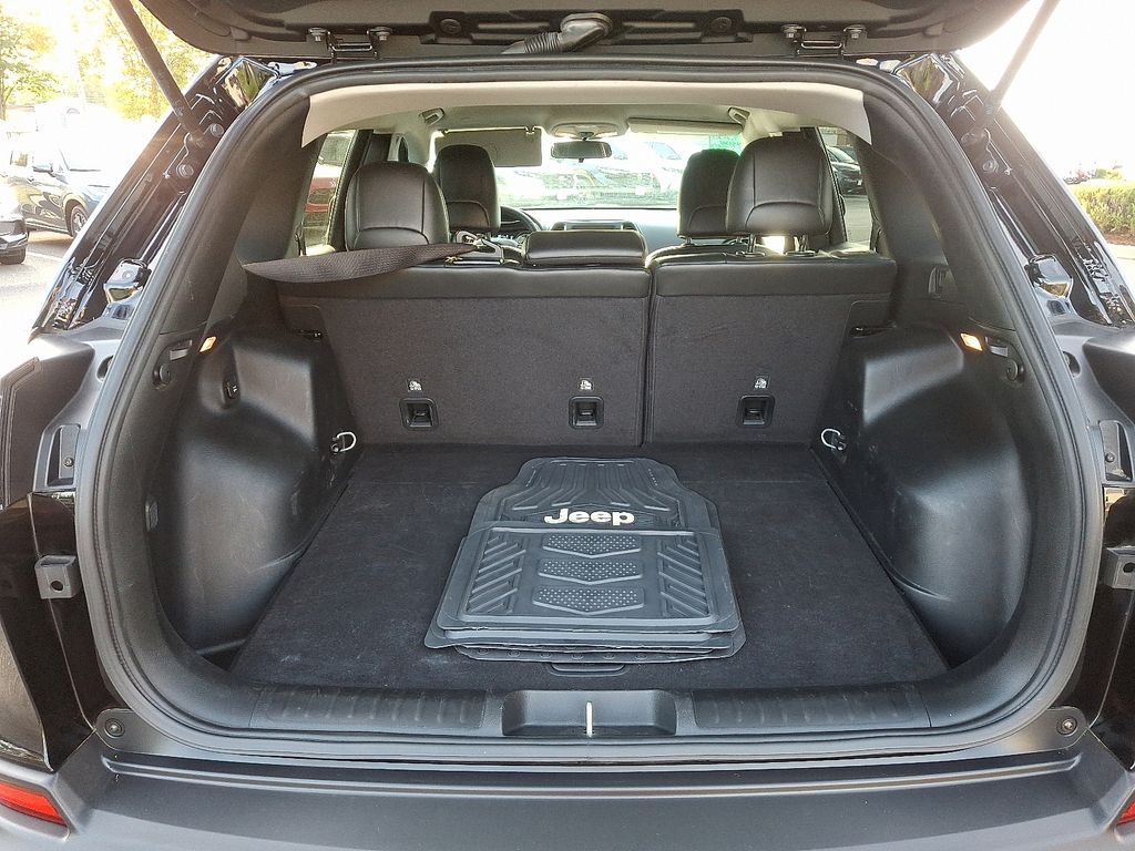 Thumbnail: 2020 Jeep Cherokee - 29