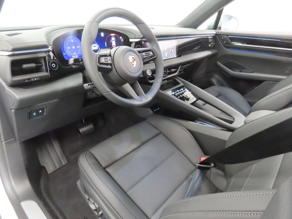 Thumbnail: 2026 Porsche Macan - 4