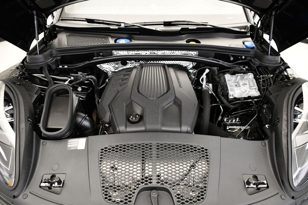 Thumbnail: 2026 Porsche Macan - 12