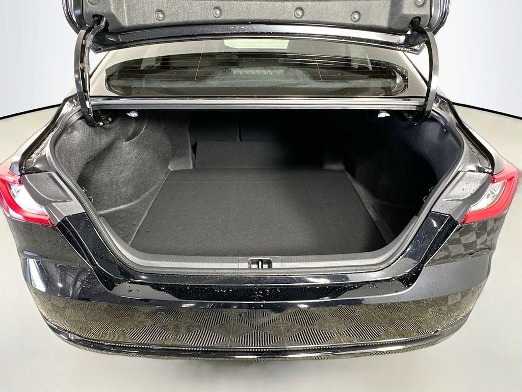 2026 Toyota Camry XLE - Photo 9