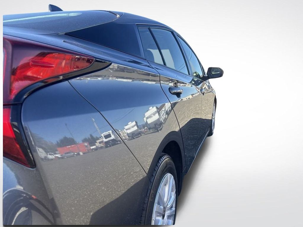 2022 Magnetic Gray Metallic Toyota Prius L FWD Hatchback