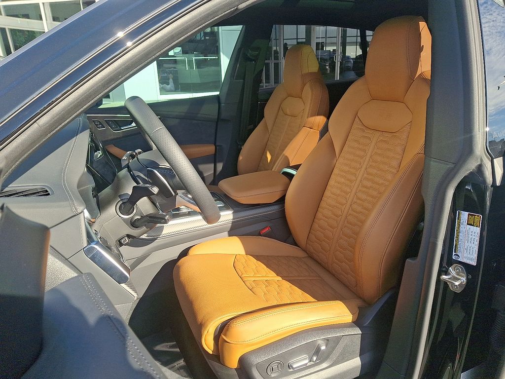 Thumbnail: 2025 Audi RS Q8 - 13