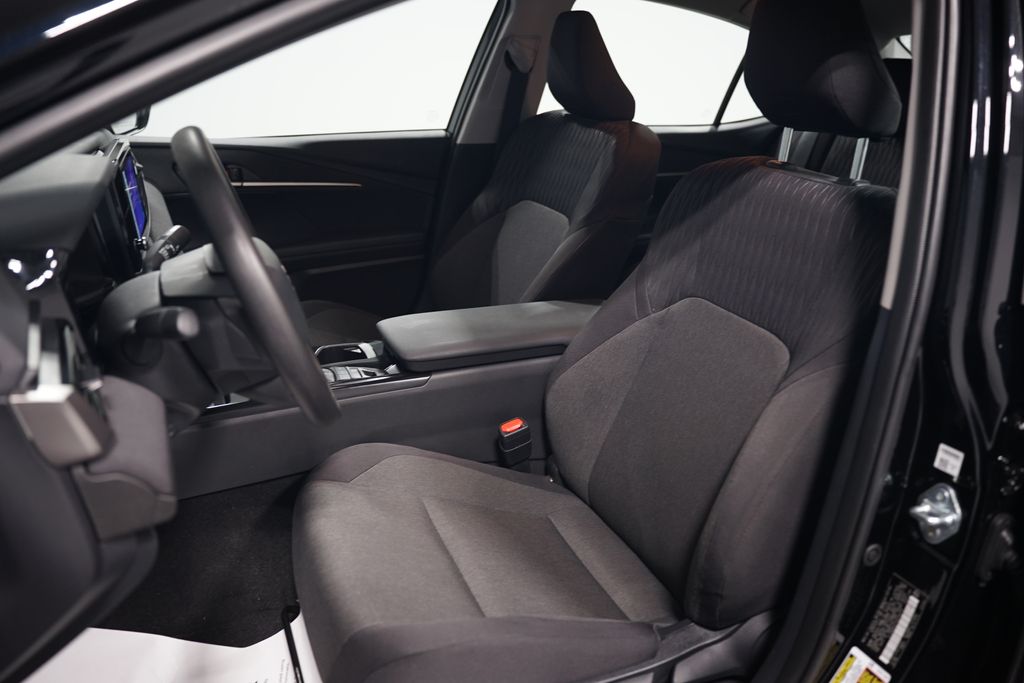 2025 Toyota Camry LE 27