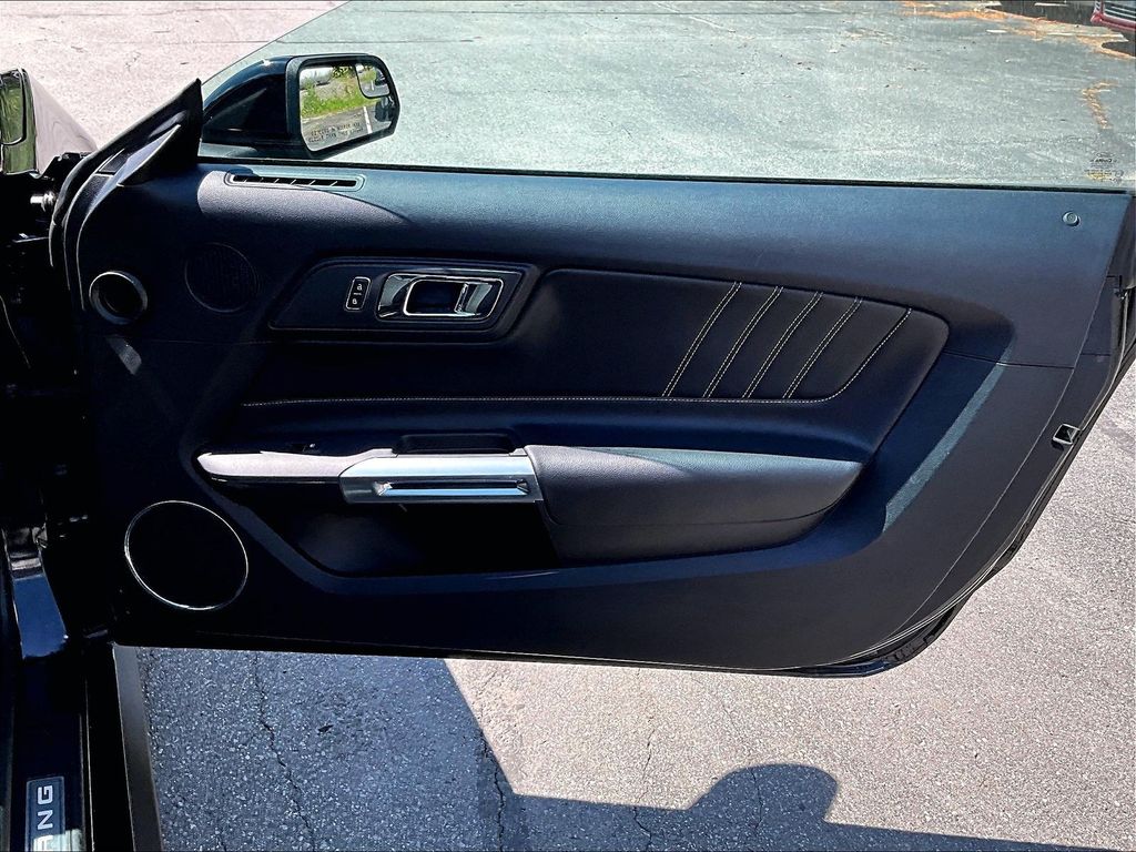 2015 Ford Mustang — photo 12