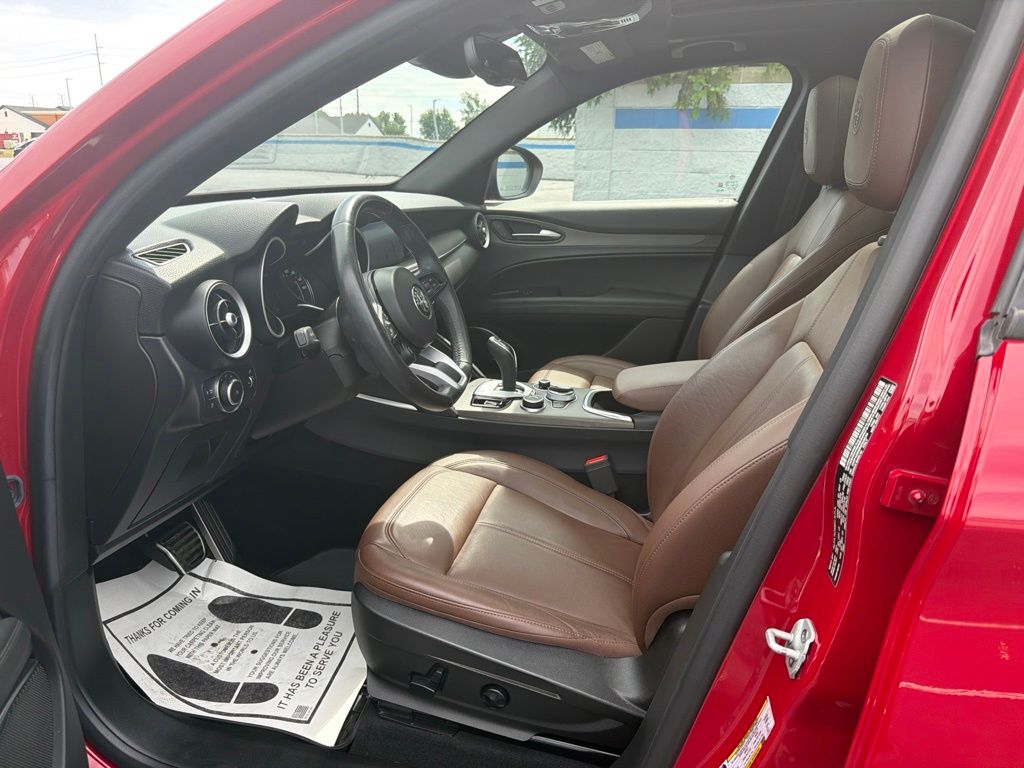 Thumbnail: 2022 Alfa Romeo Stelvio - 17