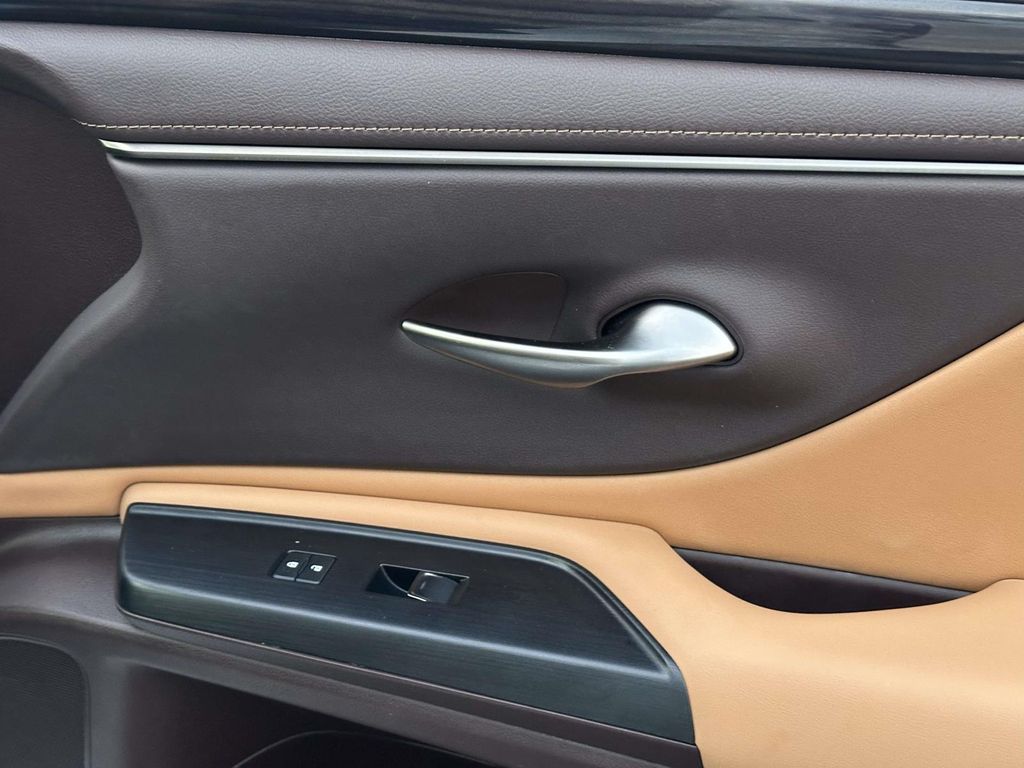 Thumbnail: 2021 Lexus ES - 19