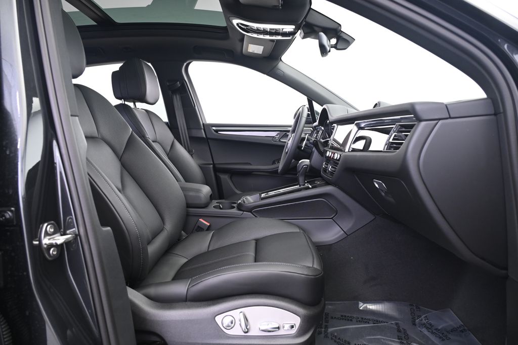 Thumbnail: 2025 Porsche Macan - 23