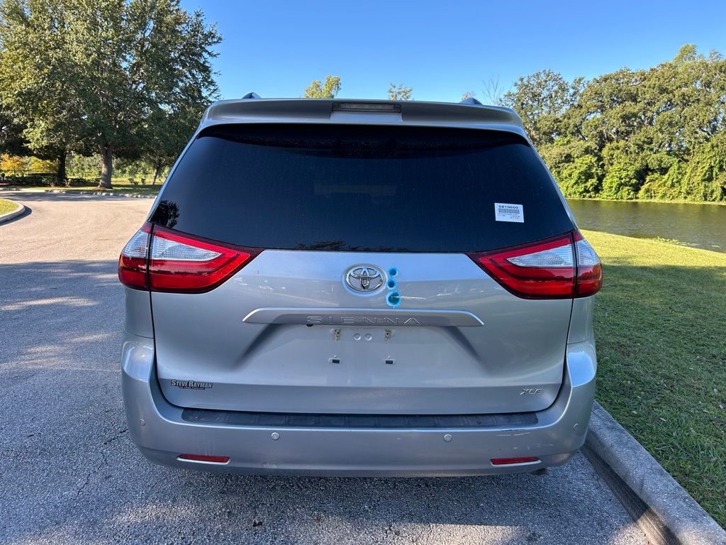 Thumbnail: 2017 Toyota Sienna - 4