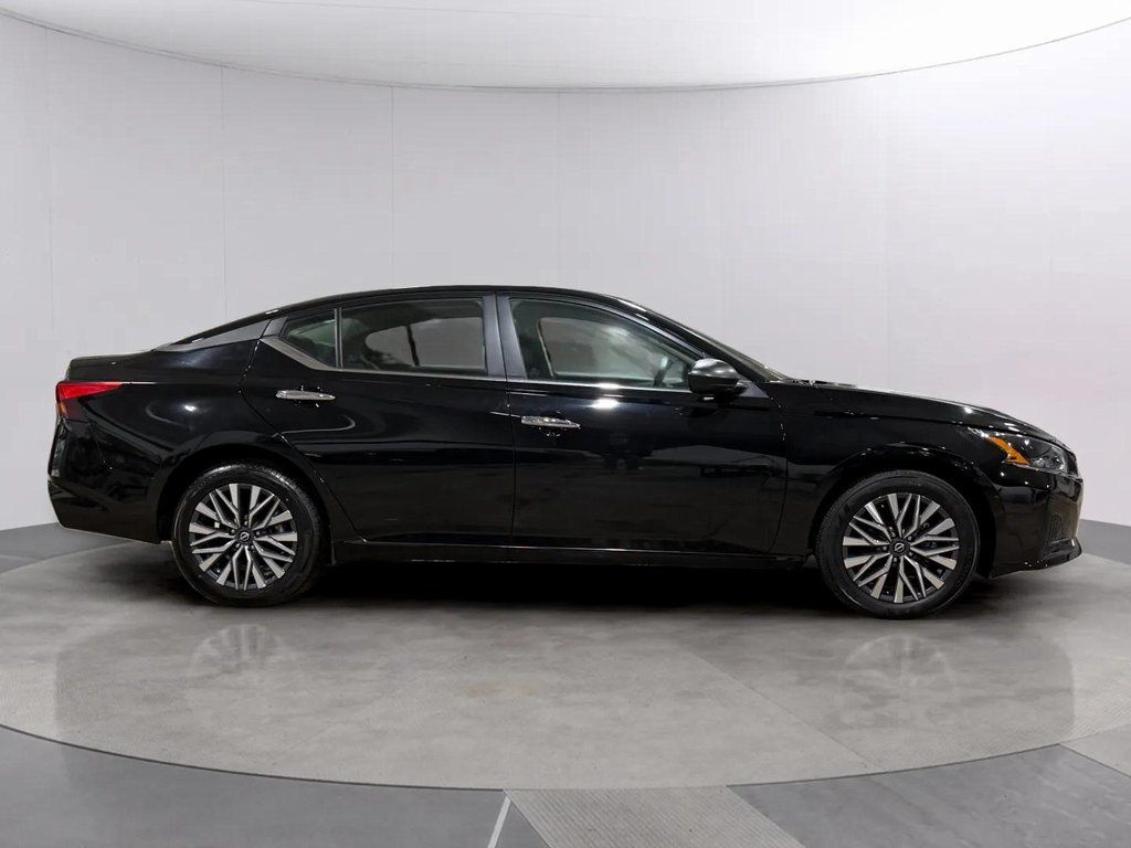 Certified Used 2025 Super Black Nissan 2.5 SV image 2