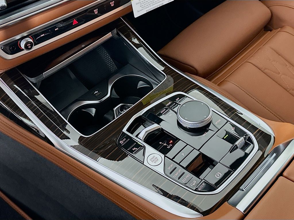 Thumbnail: 2026 BMW X7 - 15