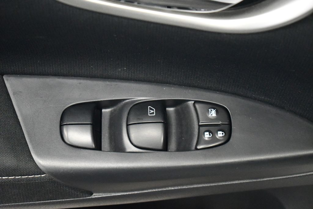 Thumbnail: 2015 Nissan Sentra - 16