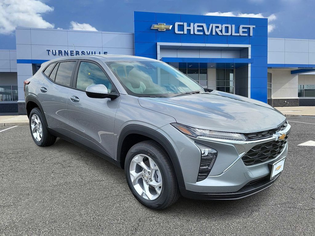 2025 Chevrolet Trax LS 2