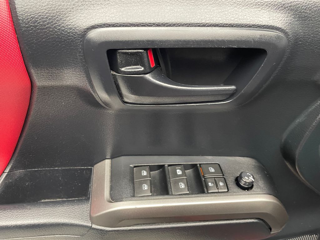 Thumbnail: 2019 Toyota Tacoma - 10