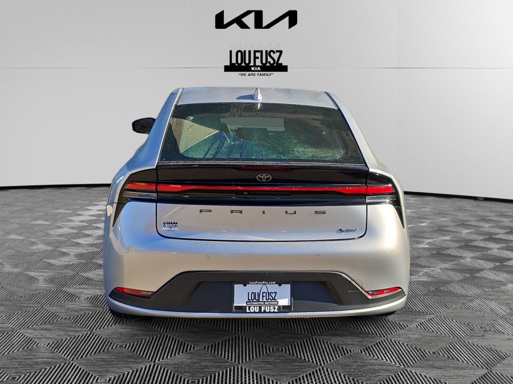 2023 Toyota Prius LE photo 2