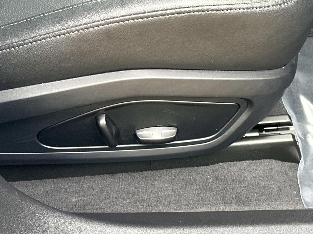 Thumbnail: 2021 Porsche Taycan - 22