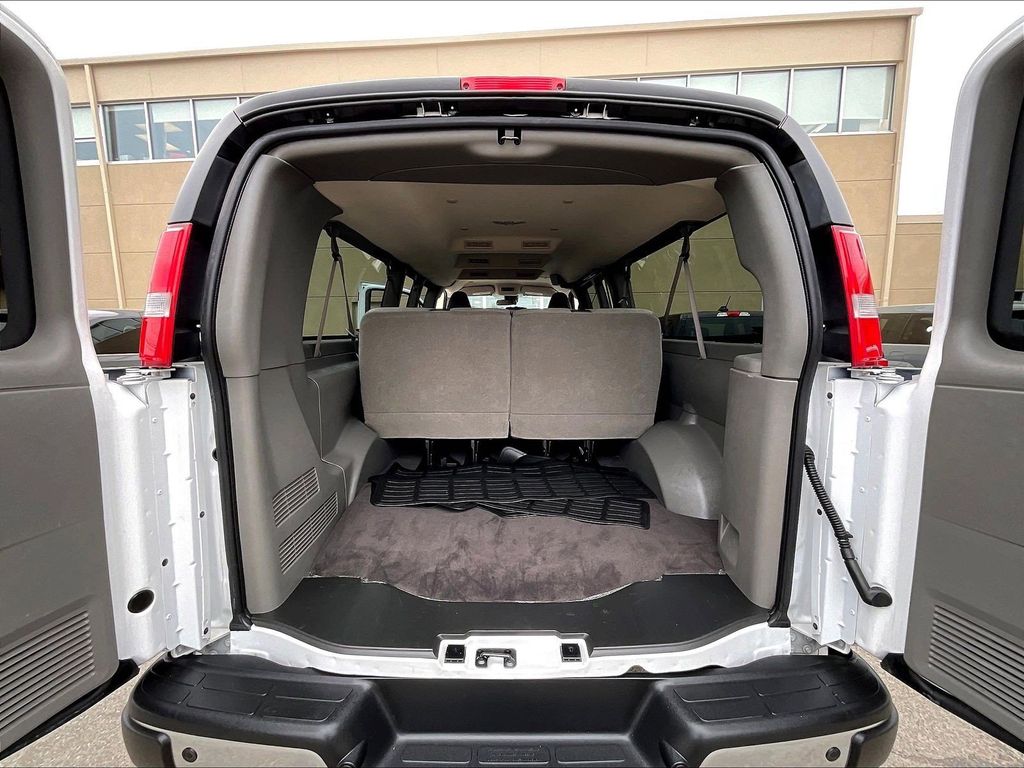 2025 Chevrolet Express 3500 — photo 15