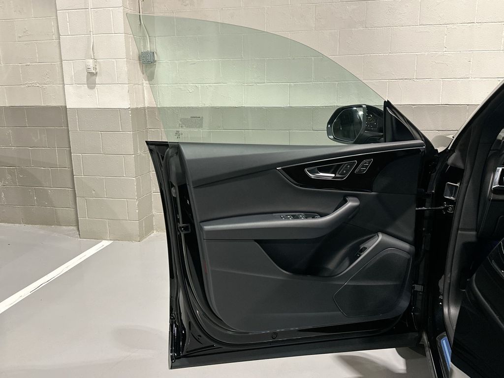 Thumbnail: 2025 Audi Q8 - 9