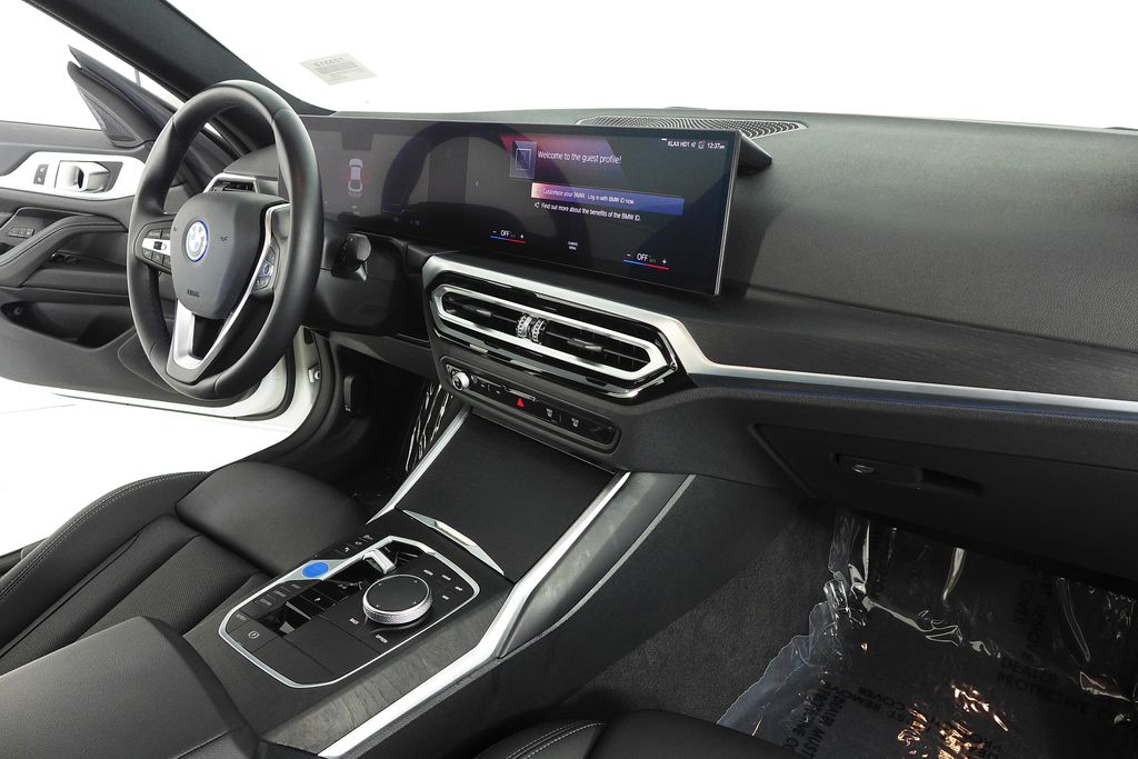 Thumbnail: 2023 BMW i4 - 13