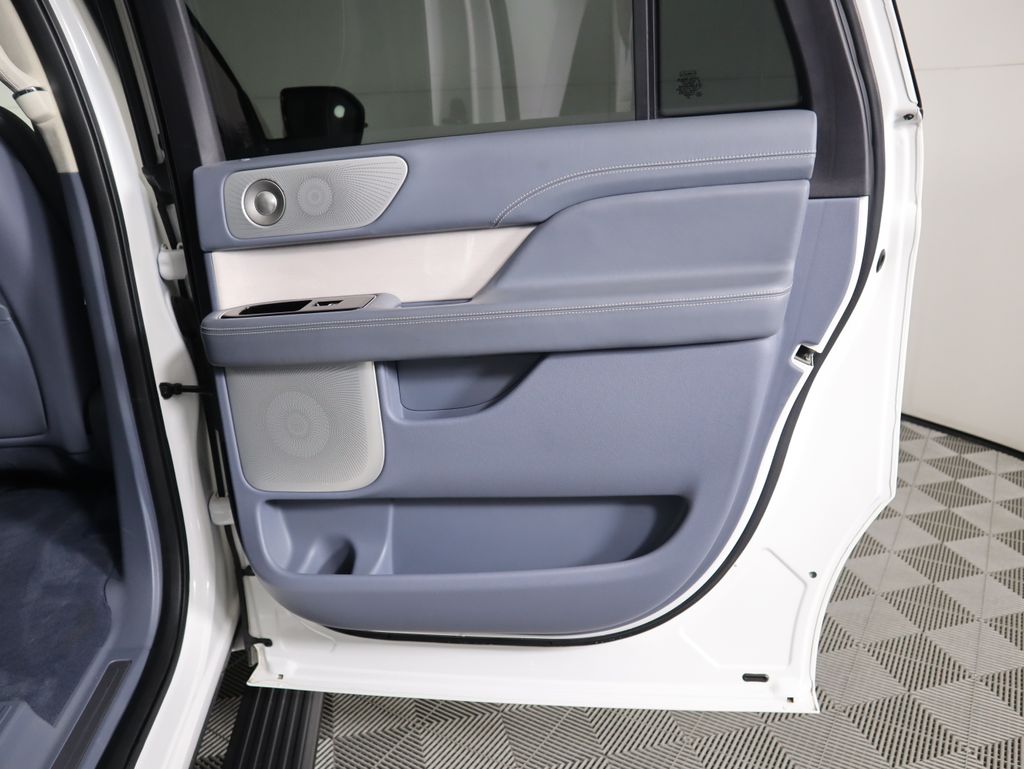 Thumbnail: 2021 Lincoln Navigator L - 28