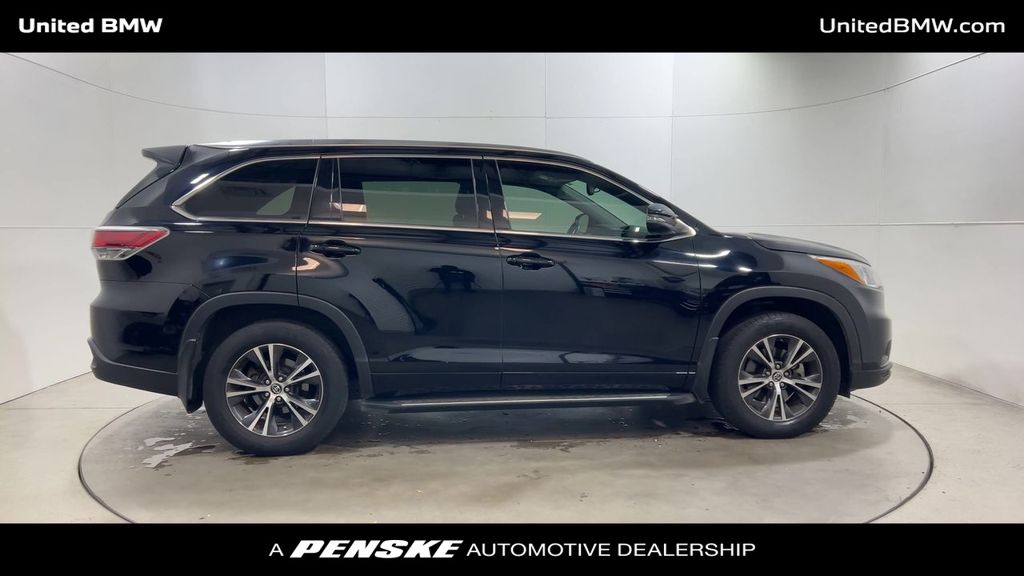 Thumbnail: 2016 Toyota Highlander - 9