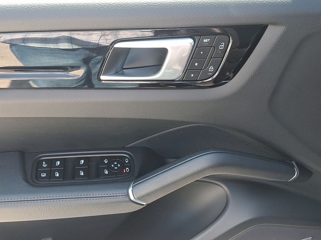 Thumbnail: 2022 Porsche Cayenne - 14