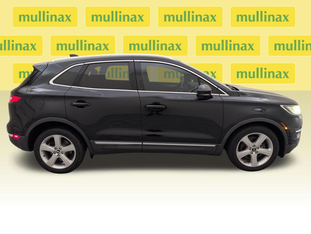 Used 2017 Black Lincoln Premiere image 2