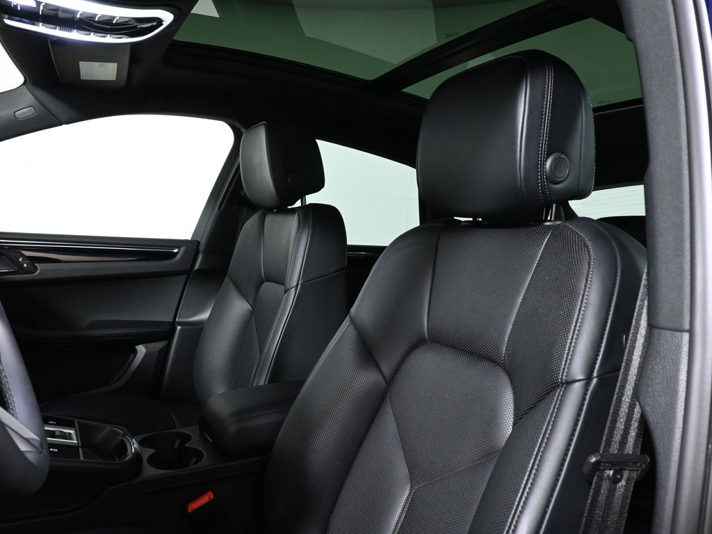 Thumbnail: 2025 Porsche Macan - 15