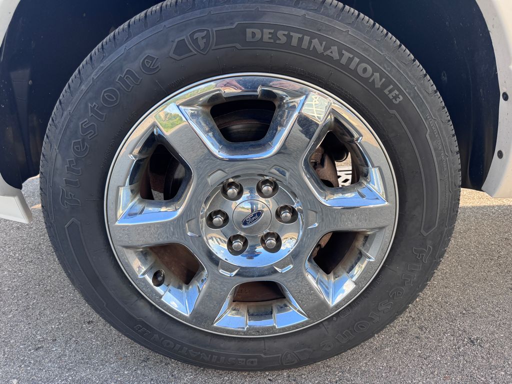 Used 2013 White Platinum Clearcoat Metallic Ford Limited image 9